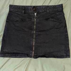 Forever 21 - Black Zip-Up Skirt w/ Pockets - Size 28